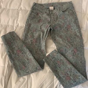 True Religion soft skinny ankle jeans. EUC size 26. Sage green paisley-floral